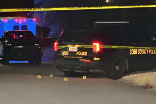 Agentes policiales respondieron a reportes de disparos en la avenida Bradley. (Foto: CBS News)