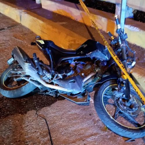 El veh&iacute;culo qued&oacute; tendido en la cinta asf&aacute;ltica a unos metros del cuerpo del piloto. (Foto: Amilcar Motejo)