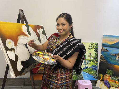 La primera idea de toda pintura de Mar&iacute;a Aracely Quin&aacute; Chal&iacute; parte de un poema. (Foto: Carlos Sotz/Colaborador)