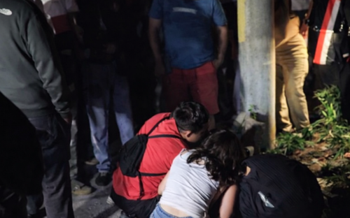 Al lugar del accidente lleg&oacute; la t&iacute;a del fallecido a reconocer el cuerpo. (Foto: Manuel Peralta/Colaborador)