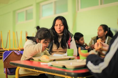 Madres de familia destacaron los avances que han observado en sus hijos. (Foto: Cortes&iacute;a SBS)