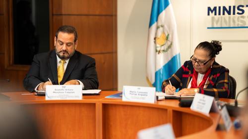 La fiscal general Consuelo Porras firm&oacute; el convenio con Aprodica para la donaci&oacute;n del Centro de Monitoreo contra la pirater&iacute;a audiovisual. (Foto: MP)