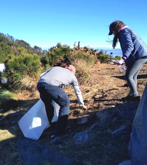 Cada a&ntilde;o se re&uacute;nen delegados de instituciones para realizar jornadas de limpieza en el cerro Pecul. (Foto: Melvin Noé Jacinto)