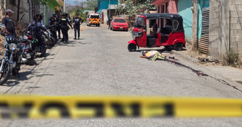 El piloto de tuctuc asesinado en Cuilapa qued&oacute; tirado a la orilla de la calle. (Foto: Byron Mazariegos/Colaborador)