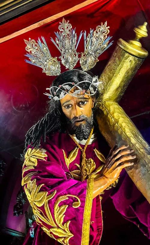 Ni&ntilde;os y adultos acuden al templo de la parroquia para venerar la imagen y pedirle sus milagros. (Foto: Manuel Peralta)