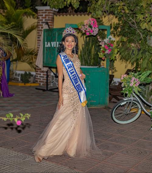 Shnaidelyn M&eacute;ndez est&aacute; lista para entregar su corona de Flor de la Feria. (Foto: Catalina Jarqu&iacute;n/Colaboradora)