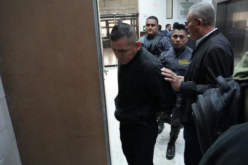 Fausto Neftal&iacute; C. y Wuarnes Edgardo H, ligados a proceso por permitir fiestas VIP para "El Lobo", tambi&eacute;n fueron llevados a la audiencia por el caso de la fiscal Mirian Reguero. (Foto: Wilder L&oacute;pez/Soy502)