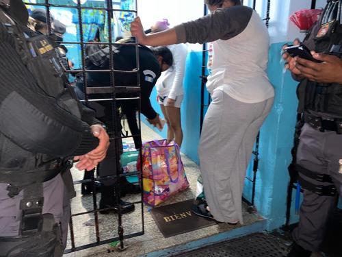 Reclusas a la espera de que agentes revisen sus pertenencias, en el presidio de Santa Teresa. (Foto: Nuestro Diario)