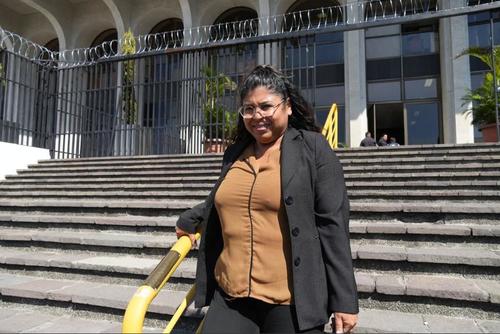 La abogada Evelyn Marisela Castillo Garc&iacute;a present&oacute; ante la Comisi&oacute;n de Postulaci&oacute;n para Fiscal, el expediente de Consuelo Porras. (Foto: Wilder L&oacute;pez/Soy502)