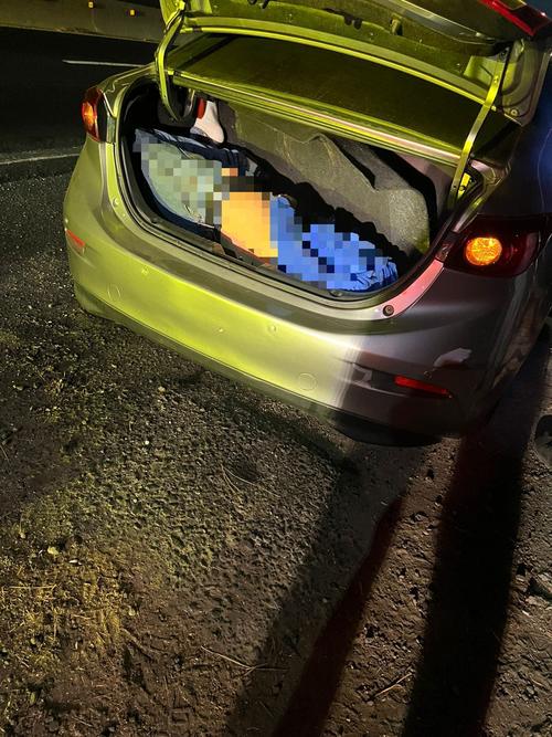 Uno de los cuerpos fue encontrado en la cajuela del veh&iacute;culo. (Foto: ASONBOMD)