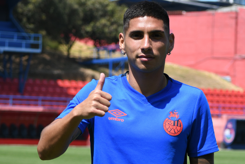 Erik L&oacute;pez se siente muy bien en Guatemala y espera ser campe&oacute;n vestido de rojo. (Foto: Rudy Mart&iacute;nez / Nuestro Diario)