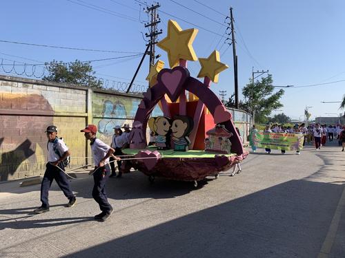 Con sus carrozas aleg&oacute;ricas, los estudiantes de diversos centros educativos recorren las calles moralenses para dar inicio a los festejos. (Foto: Pablo Miguel/Colaborador)