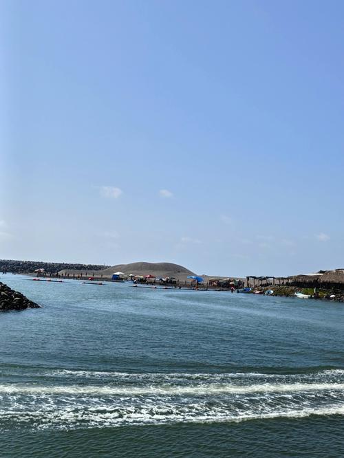 En este pueblo costero nos desconectamos del ruido para conectarnos con la historia y la calidez de la arena negra. (Foto: Playa de Champerico)