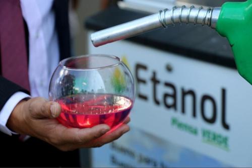 Por otro lado, desde el Congreso se cuestiona que el beneficio econ&oacute;mico favorezca m&aacute;s a productores que a consumidores del etanol. (Foto ilustrativa: Archivo/Soy502)