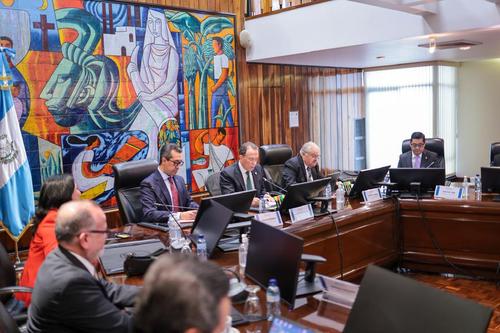Autoridades del Banco de Guatemala sostuvieron una reuni&oacute;n con los delegados del FMI. (Foto: Banguat)