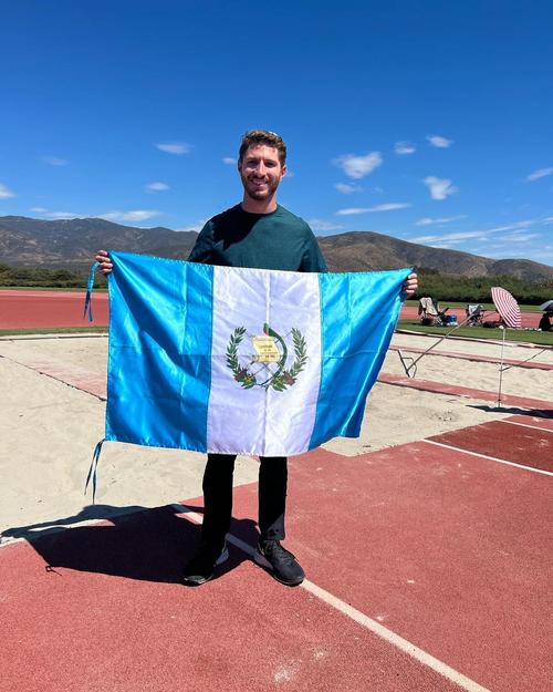 Nicol&aacute;s Arriola posa con orgullo la bandera de Guatemala, tras romper el r&eacute;cord nacional. (Foto: Federaci&oacute;n de Atletismo)