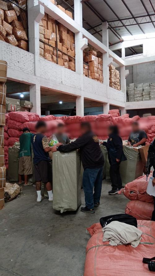 Las autoridades incautaron en total 1,890 balones con el logo no autorizado de la FIFA. (Foto: MP)