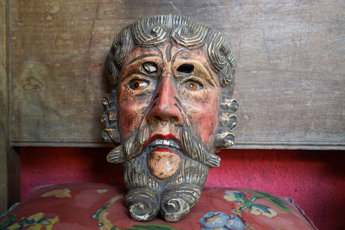 Cientos de piezas hist&oacute;ricas resguarda en su hogar. (Foto: &Oacute;scar Rivas/Colaborador)