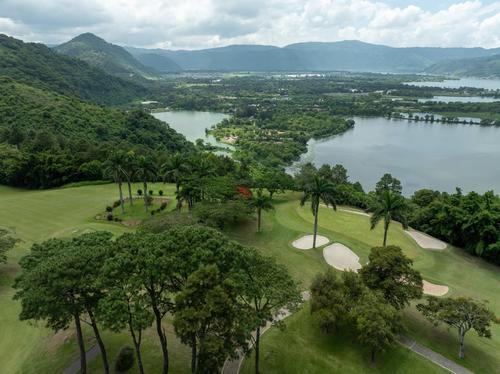 El hoyo 10 del Mayan Golf Club, presenta una vista inigualable, en la cual se puede apreciar el Lago de Amatitl&aacute;n. (Foto: Saulo L&oacute;pez / ASOGOLF)