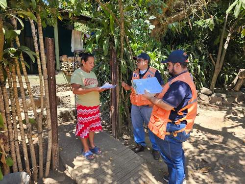 Las autoridades le informan a los vecinos cercanos del volc&aacute;n de Fuego sobre los riesgos de las erupciones. (Foto: Conred)