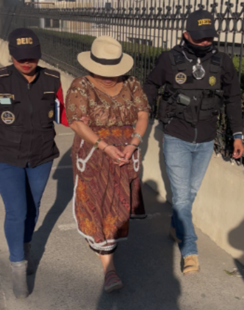La ahora detenida estaba fuera del negocio cuando se realiz&oacute; el allanamiento, por lo que la capturaron en la v&iacute;a p&uacute;blica en la zona 1 de Quetzaltenango. (Foto: Miguel Colop/Colaborador)