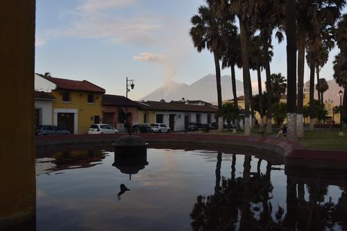 Volc&aacute;n de Fuego visto desde la Antigua Guatemala durante sus recientes explosiones, este s&aacute;bado. (Foto: Fredy Hern&aacute;ndez/Soy502)