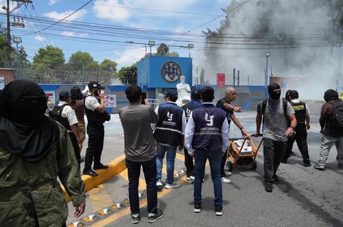 Manifestantes est&aacute;n lanzando humo y agua. (Foto: Wilder L&oacute;pez/Soy502)