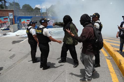 La PNC ya est&aacute; en el lugar para tomar el control. (Foto: Wilder L&oacute;pez/Soy502)