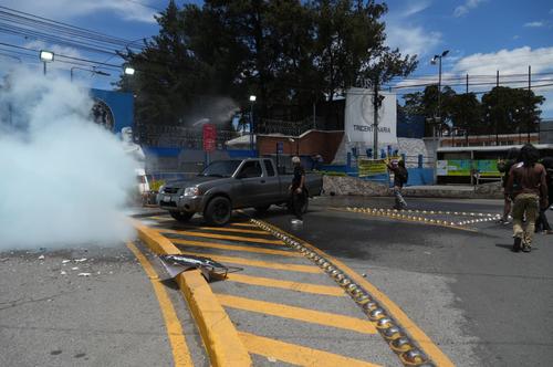Desde el interior del centro universitarios se lanz&oacute; agua y humo. (Foto: Wilder L&oacute;pez/Soy502)