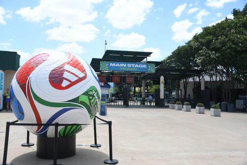 Uno de los lugares preferidos para las fotos. El bal&oacute;n gigante del Mundial. (Foto: Rudy Mart&iacute;nez)