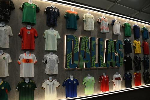 La venta de camisolas es uno de los lugares favoritos en el FIFA Store. (Foto: Rudy Mart&iacute;nez)