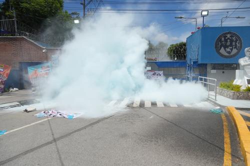 Una gran nube de humo sali&oacute; del interior de la USAC. (Foto: Wilder L&oacute;pez/Soy502)