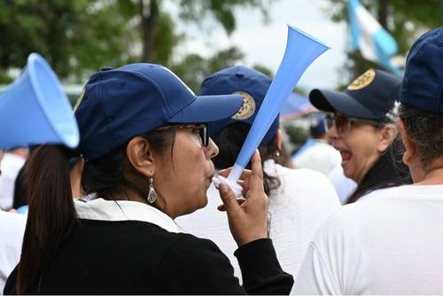 Con pitos y bombos, trabajadores manifestaron su apoyo a Mazariegos para un segundo per&iacute;odo al frente de la Usac. (Foto: Usac/Soy502)