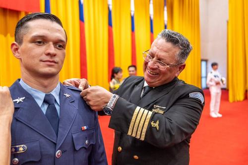 Momento en que uno de los guatemaltecos es condecorado. (Foto: Embajada de la República de China en Guatemala)