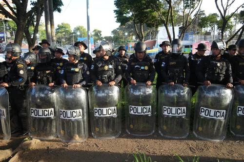 Personal de la PDH escucharon detonaciones de armas de fuego durante la protesta y solicitaron la presencia de la PNC. (Foto: Wilder L&oacute;pez/Soy502) 