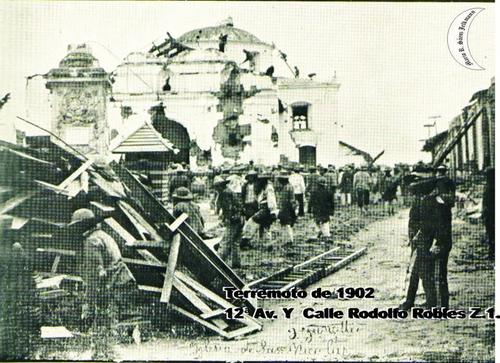 Este es el &aacute;rea luego del terremoto de San Perfecto en 1902, donde se puede observar parte del monumento. (Foto: Redes Sociales)