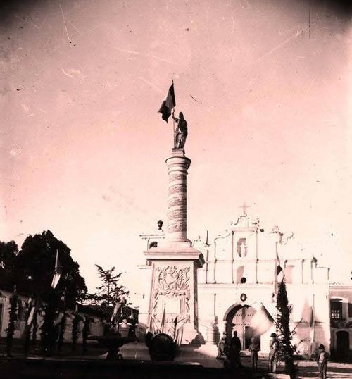 Algunas fotograf&iacute;as antiguas preservan c&oacute;mo se pudo ver originalmente el monumento. (Foto: Redes Sociales)
