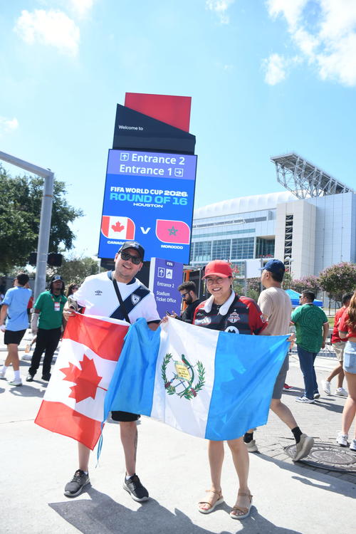 Fredda recinos y Omar Cano, oriundos de la Capital, residen en Toronto y apoyaron a Canad&aacute;. (Foto: Rudy Mart&iacute;nez)