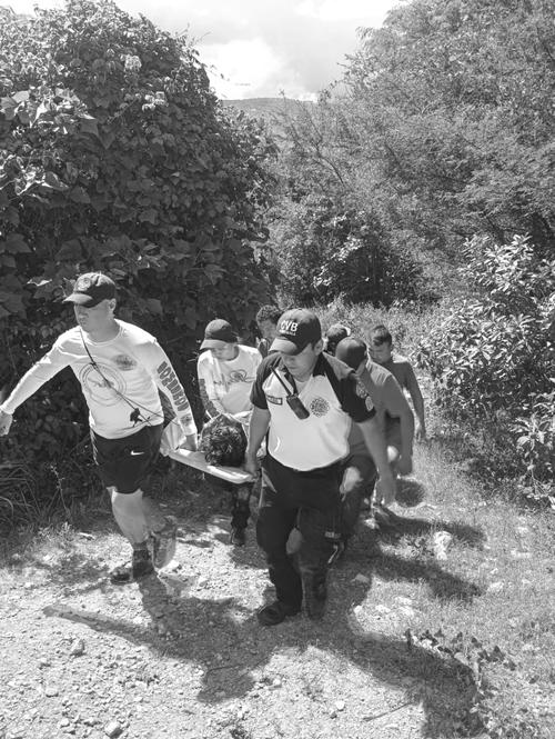 Dos adolescentes fueron encontrados sin vida en un r&iacute;o del sector El Tarac&oacute;n, en el caser&iacute;o Los Trapichitos, municipio de Sacapulas, Quich&eacute;. (Foto: Bomberos Voluntarios) 