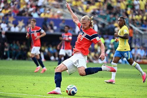 El delantero Erling Haaland fue el h&eacute;roe del encuentro al anotar un doblete para el equipo noruego. (Foto: v&iacute;a AFP)