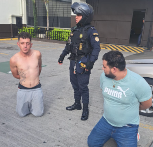 Los agentes lograron detener a los responsables de atropellar a los agentes. (Foto: PNC)
