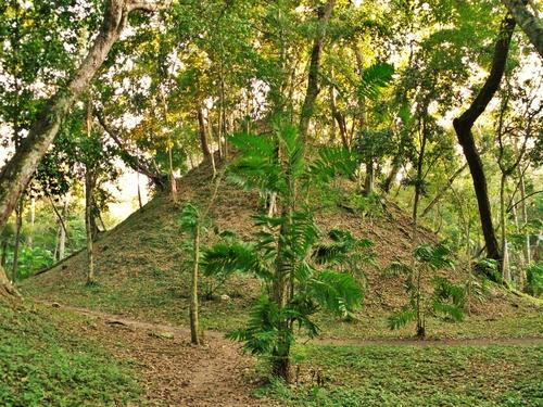 Los mont&iacute;culos esconden pir&aacute;mides y riquezas antiguas. (Foto: Archivo)