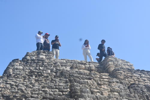 Visitantes recorren estructuras arqueol&oacute;gicas en medio de la selva petenera. (Foto: Carlos Pel&aacute;ez/Colaborador)