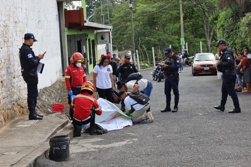 La familia lleg&oacute; al lugar para identificar a la v&iacute;ctima. (Foto: Bomberos Municipales)