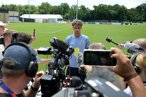 O'Reilly fue quien atendi&oacute; a los medios luego del entrenamiento ingl&eacute;s en Kansas City. (Foto: AFP)