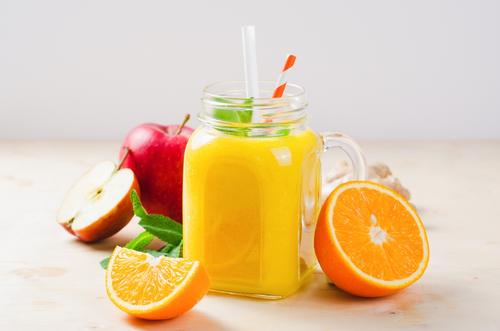Los jugos se obtienen de frutas y verduras cuando se exprimen o se hace presi&oacute;n sobre estas. (Foto: Shutterstock)