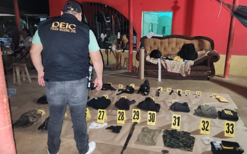 Durante el cateo, se localizaron diversos indicios que quedaron bajo resguardo para fortalecer las pesquisas, entre las evidencias, ropa interior femenina. (Foto: PNC)