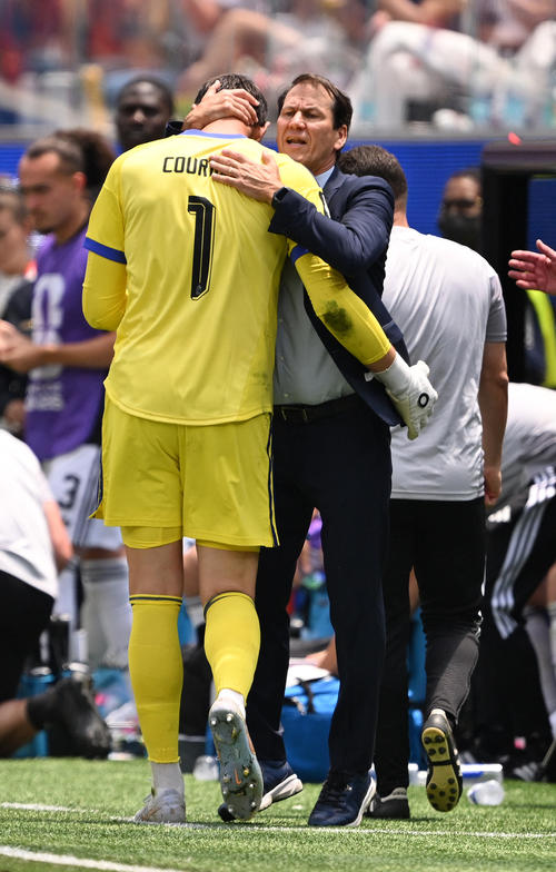 El estratega consolando a Courtois, quien debi&oacute; salir del partido por una lesi&oacute;n. (Foto: AFP) 