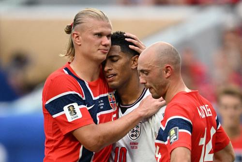 Erling Haaland abraza a Jude Bellingham tras el juego entre Noruega e Inglaterra. (Foto: AFP)