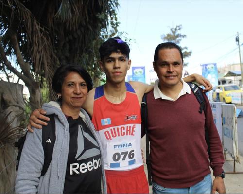 Los padres de Estrada, Teresa y Denis, est&aacute;n orgullosos de su hijo. (Foto: Antorcha Deportiva)
